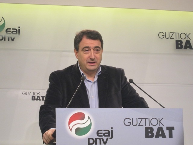 PNV insiste en que Rajoy no puede ser «el salvador» en la lucha contra la corrupción con lo que «rodea» al PP