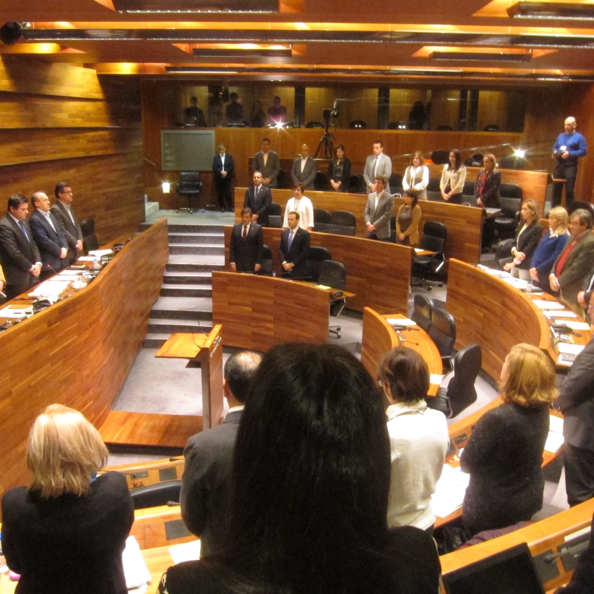 El Parlamento asturiano guarda un minuto de silencio por el trágico suceso de San Juan de la Arena