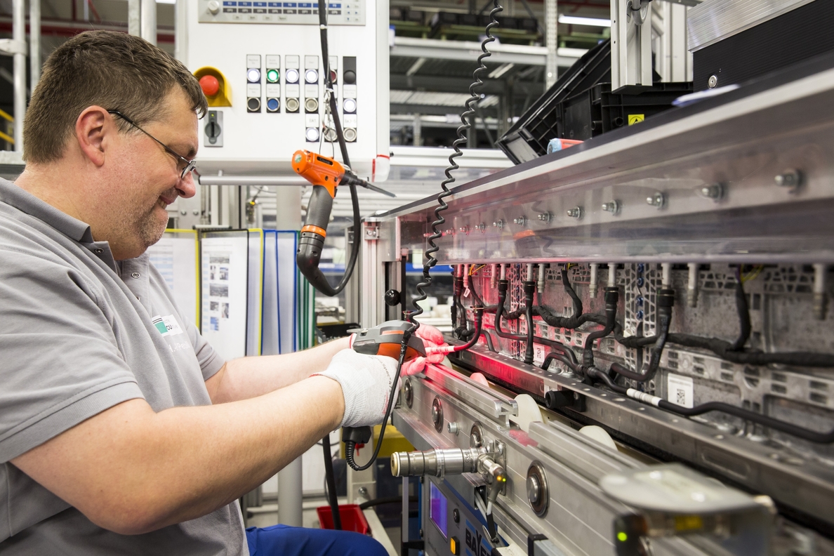 Daimler ampliará capacidad de producción de baterías de ión de litio