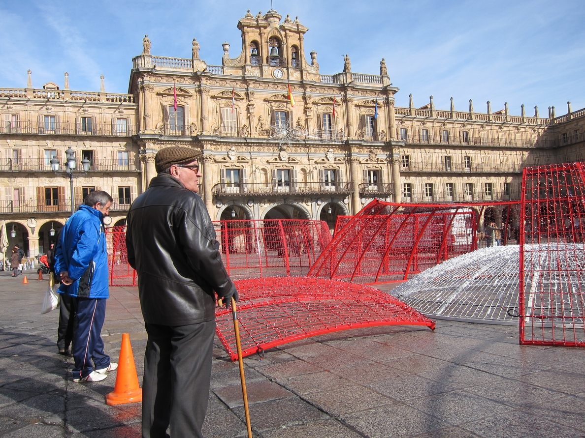 La Plaza Mayor de Salamanca luce ya su «gran bola de Navidad»