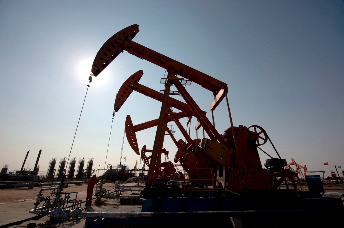El precio del barril de petróleo Brent baja de 60 dólares por primera vez en cinco años