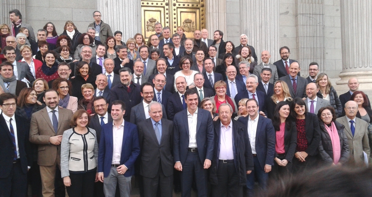 Guerra y otros dos diputados del PSOE se despiden del Congreso en el último Pleno del año