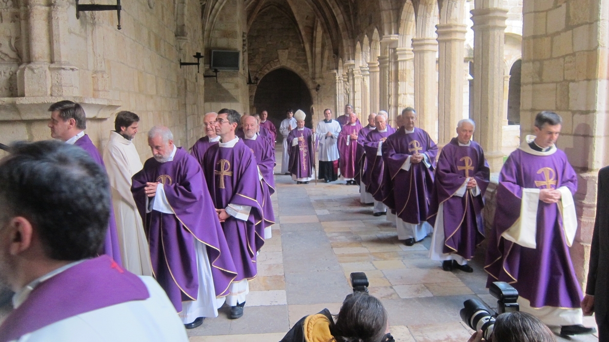 El obispo de Santander llama a la «regeneración moral» para superar la crisis en su despedida de la Diócesis