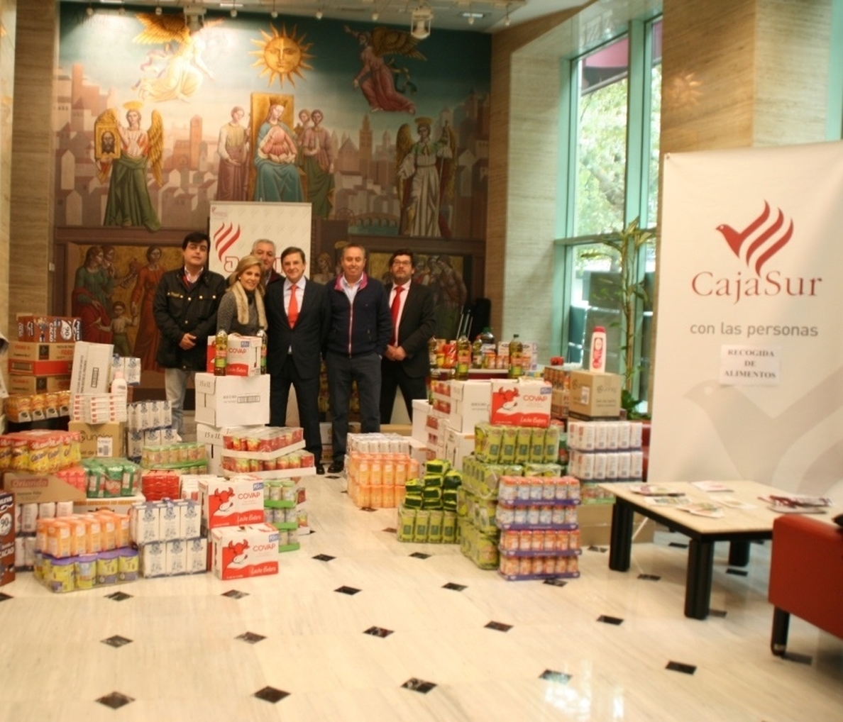 La Campaña de Navidad de CajaSur recoge 3.000 kilos de alimentos para Cáritas