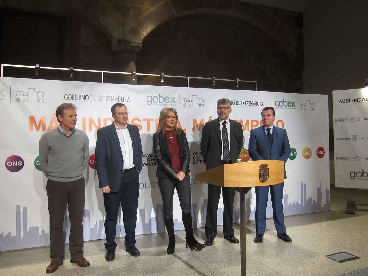 Gobierno regional y partidos firman una estrategia para que Extremadura sea región proactiva en materia industrial