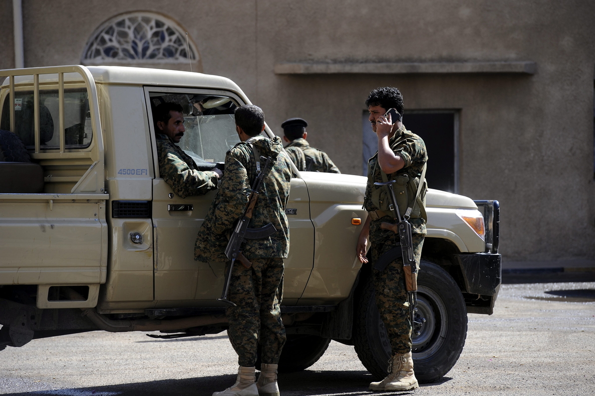 Mueren tres militares por el estallido de una bomba y por disparos en Yemen