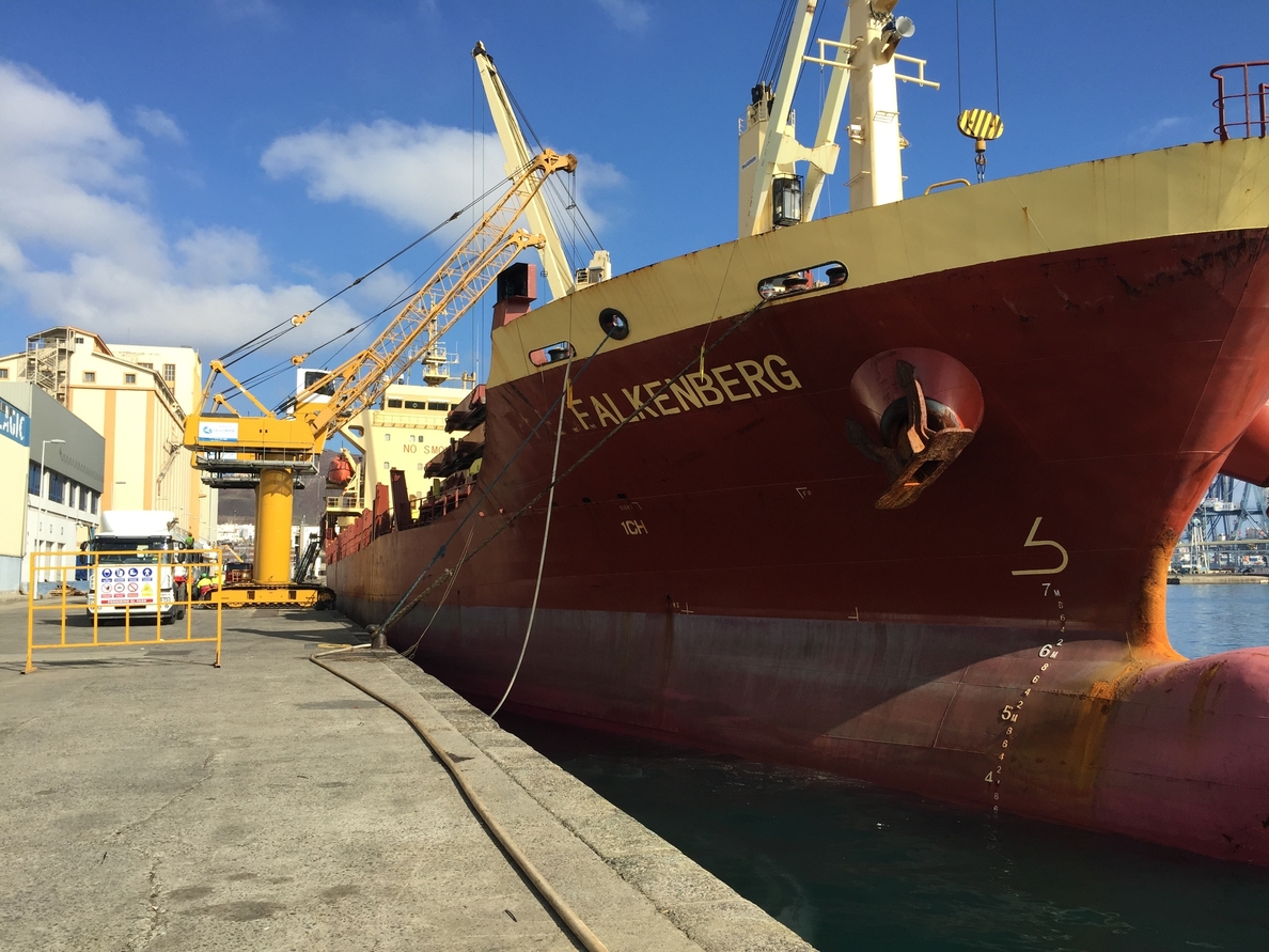 El PMA carga cerca de 4.500 toneladas de arroz en el Puerto de Las Palmas para los países afectados por el ébola