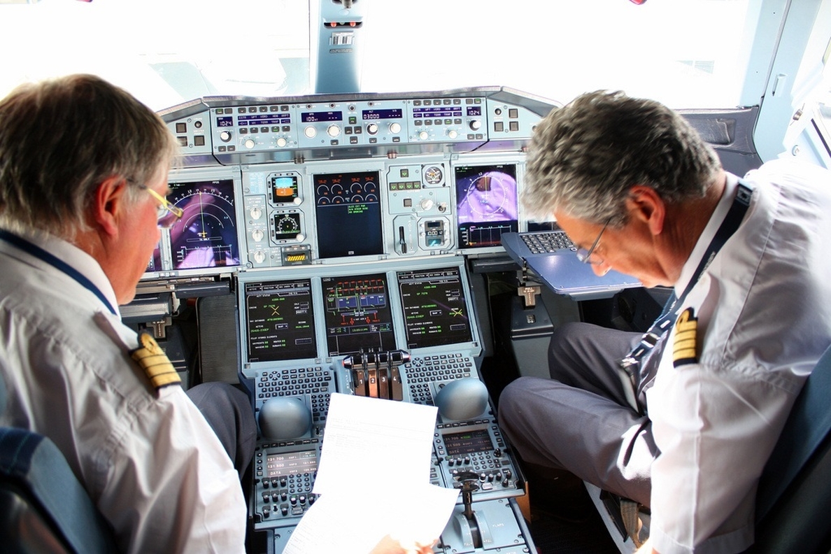 Los pilotos de avión, expuestos a una radiación UVA similar al bronceado