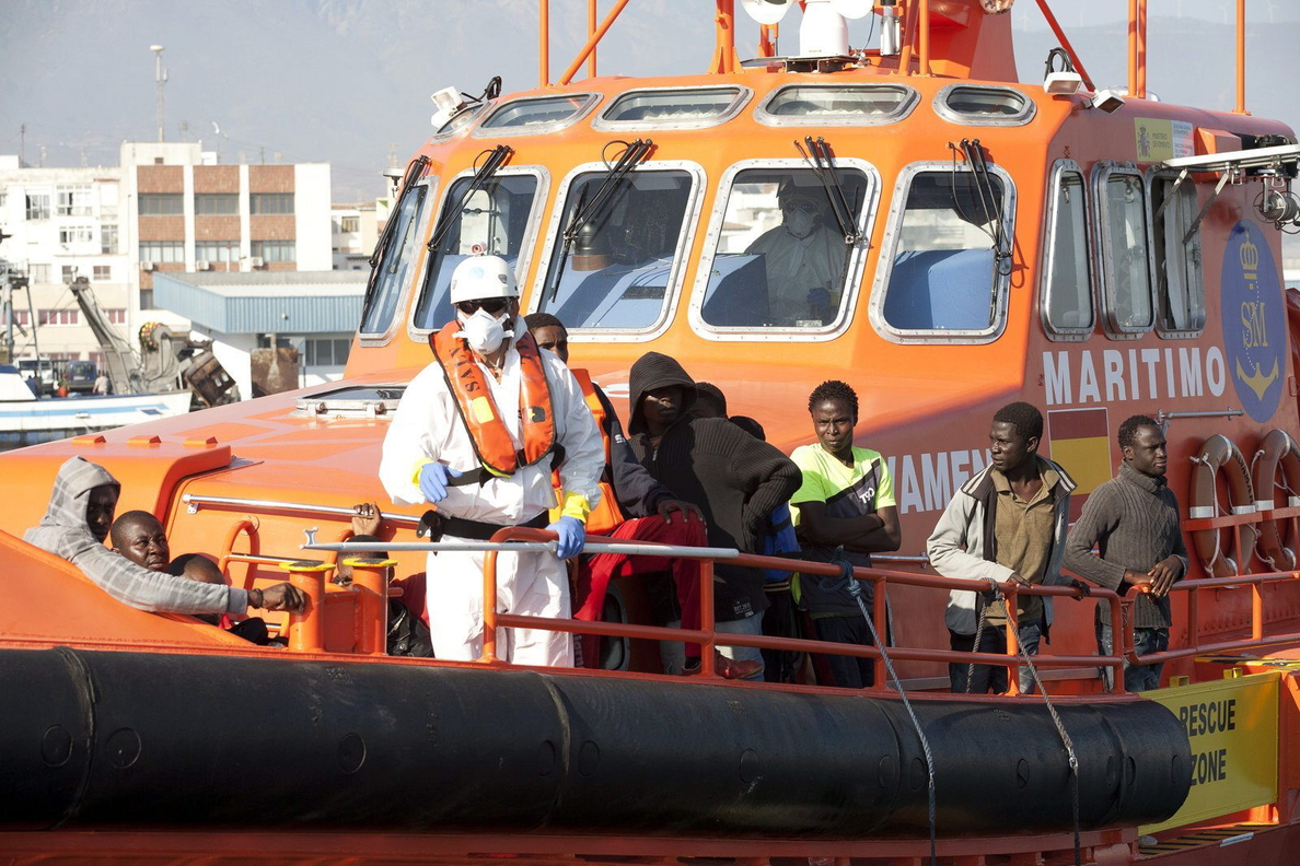 Interceptada en la costa granadina una embarcación con 28 inmigrantes a bordo