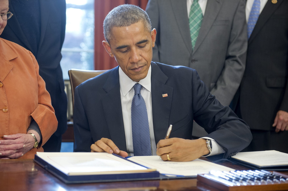 Obama firma el presupuesto de defensa que mantiene Guantánamo abierto