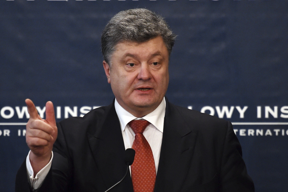 Ucrania comprará armamento en el extranjero a crédito, anuncia Poroshenko