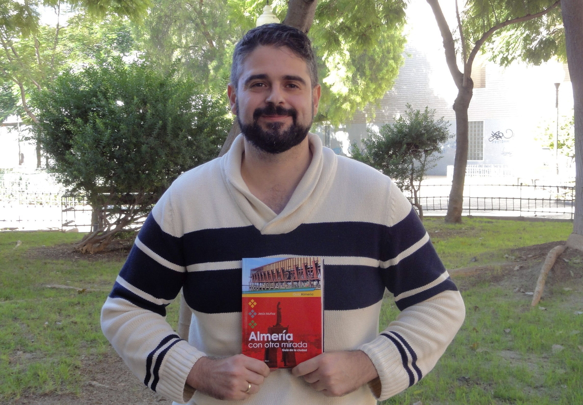 Un libro enseña a escarbar en el patrimonio para ver Almería con otra mirada