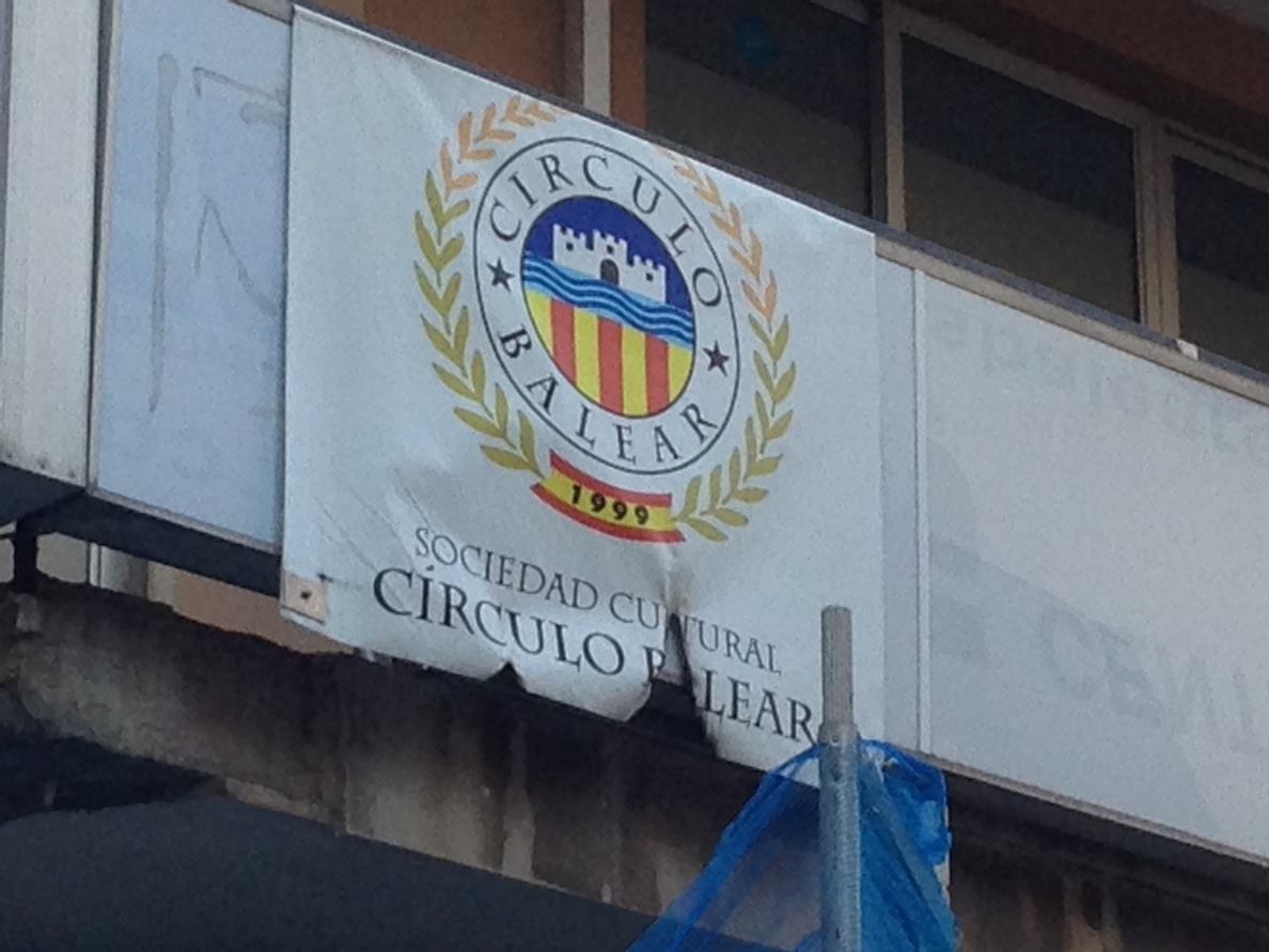 Apedrean las ventanas de la sede de Círculo Balear y queman su cartel exterior