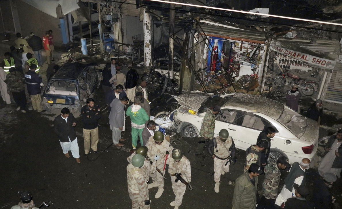 Tres muertos y 27 heridos por explosión en zona comercial de ciudad pakistaní