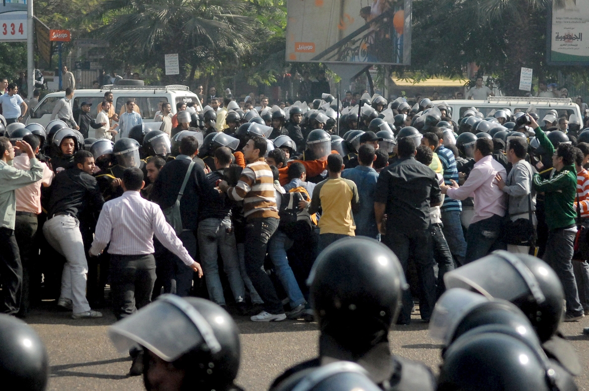 Expulsan a 54 universitarios por participar en protestas islamistas en Egipto