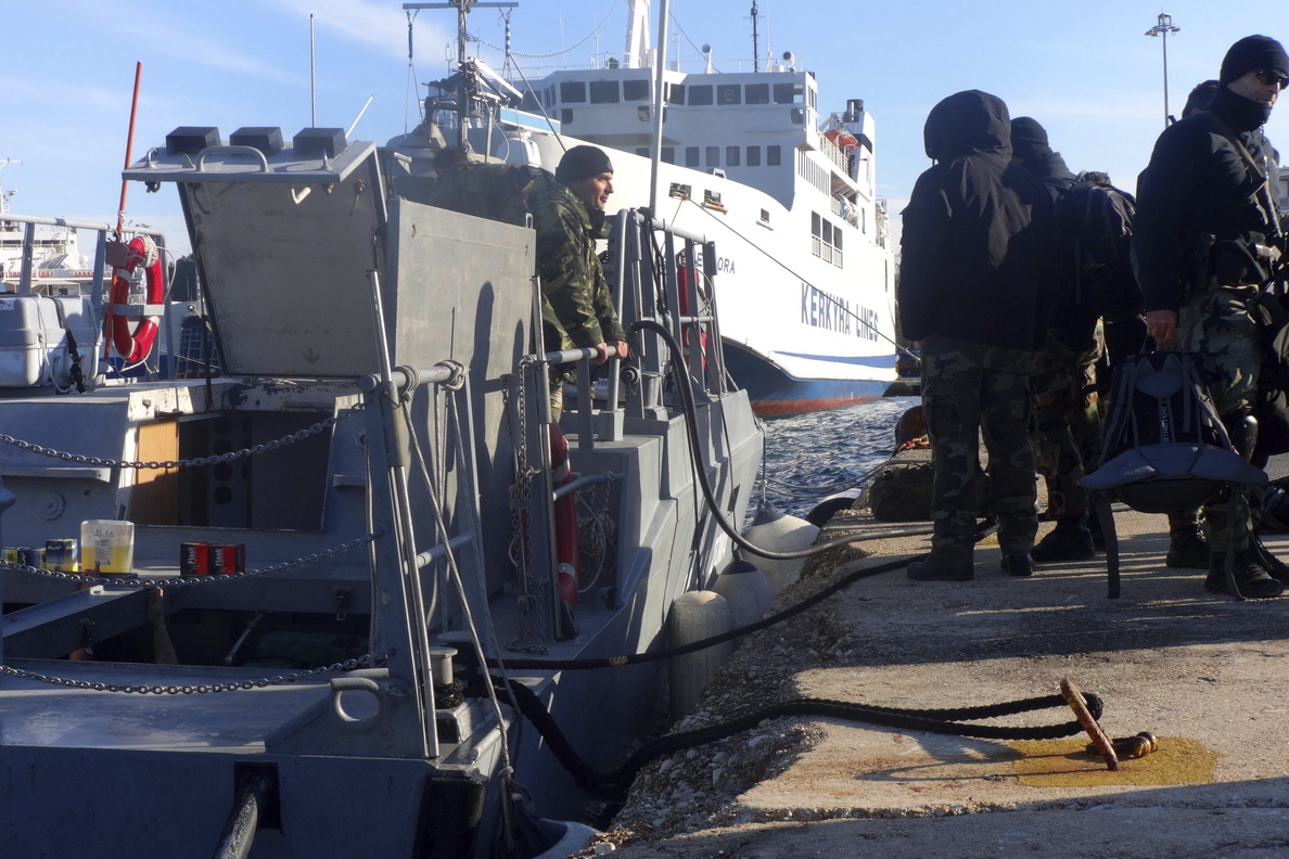 Guardacostas griegos acuden al rescate de un barco con 700 inmigrantes armados
