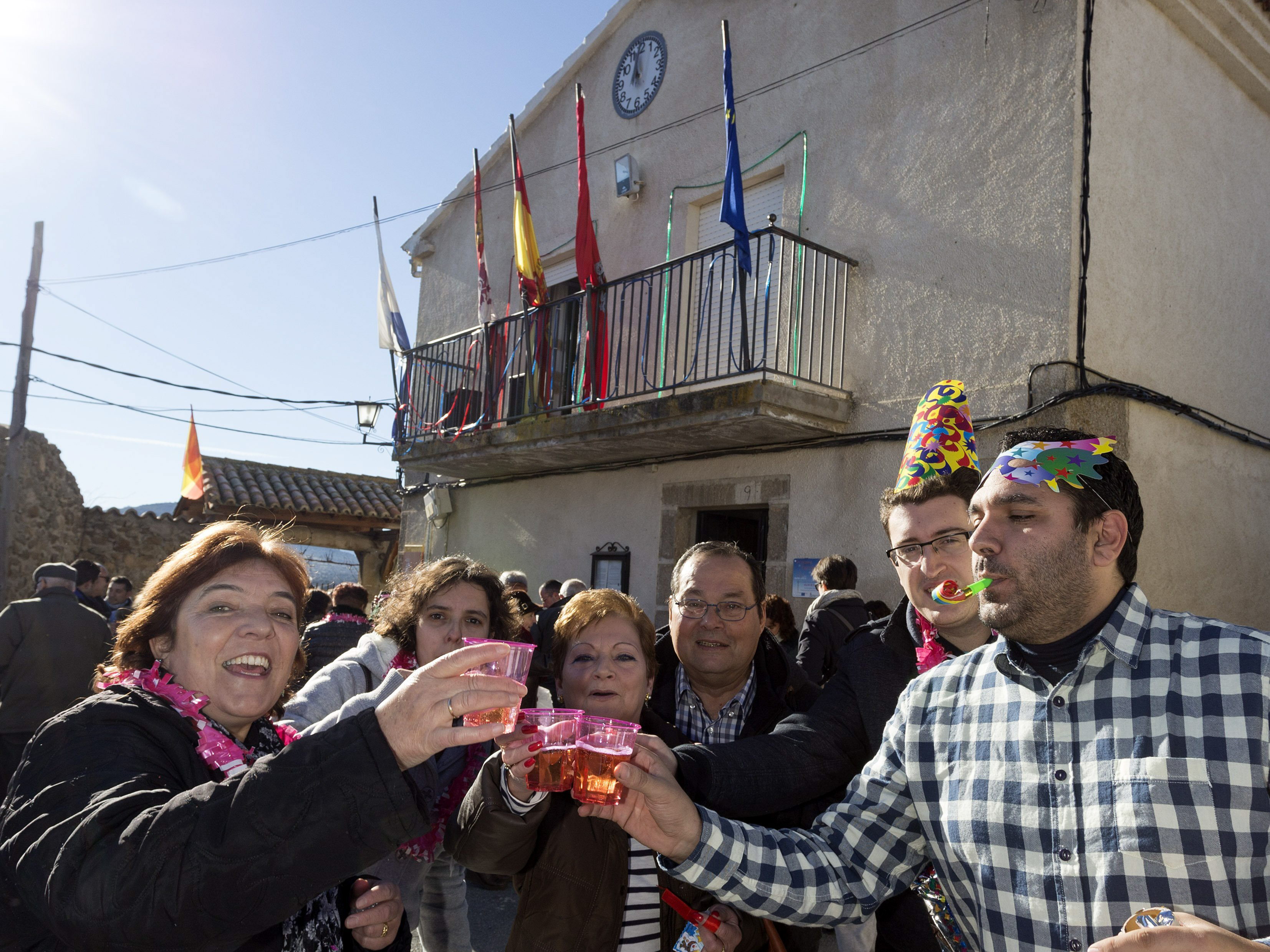 La tercera edad adelanta el año nuevo en Villar de Corneja, Ávila