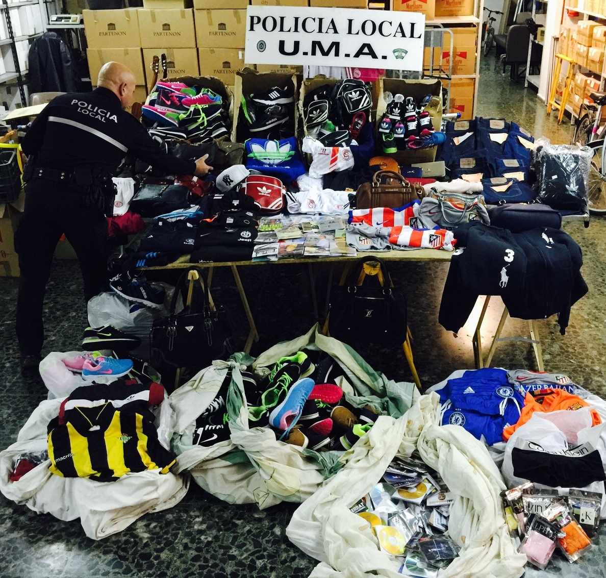 La Policía Local interviene más de 8.000 artículos en mercadillos durante la Navidad
