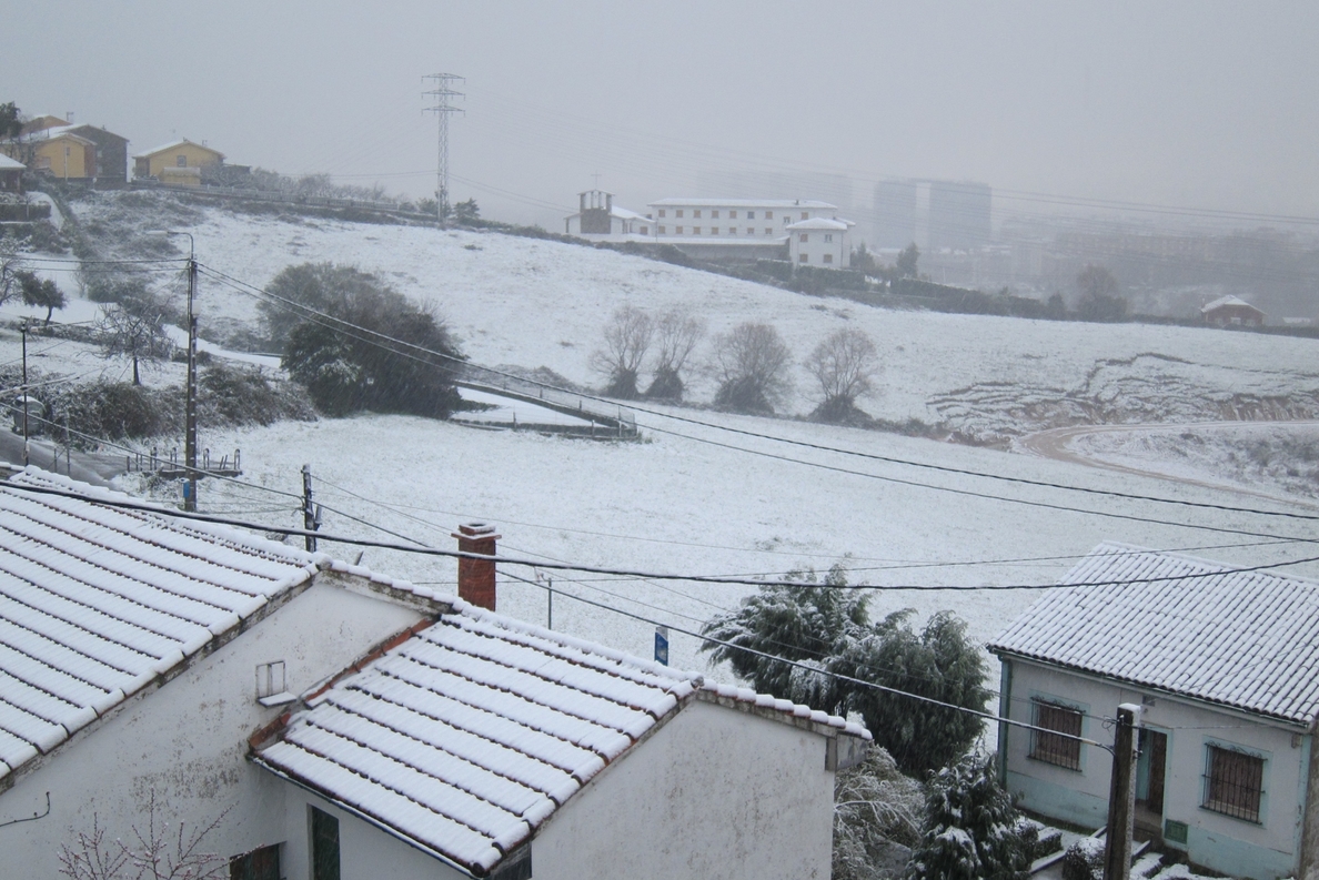 Media España se tiñe de blanco y el lunes seguirá nevando