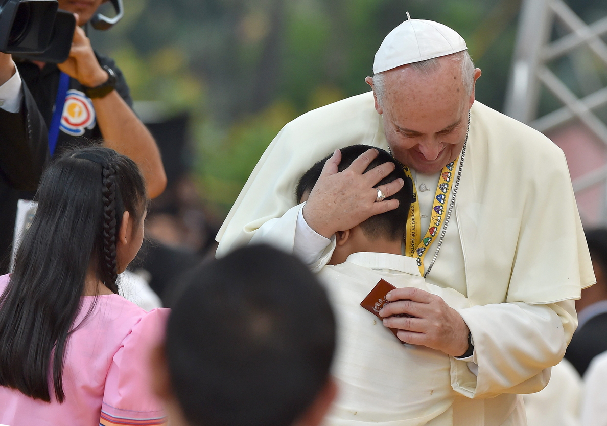 Una niña Filipina plantea una pregunta que ni el Papa puede contestar: ¿Por qué Dios permite estas cosas?
