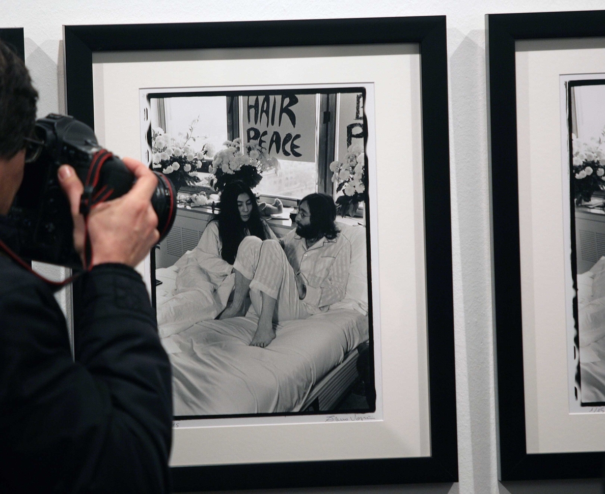 La llamada a la paz de John Lennon y Yoko Ono centra una exposición de fotografías de La Térmica