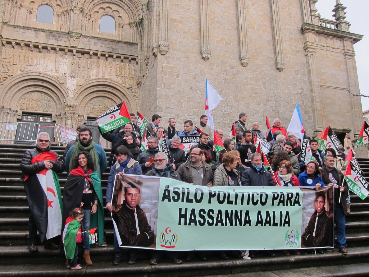 Medio centenar de personas exigen en Santiago que el Gobierno conceda el asilo político activista saharaui Hassana Aalia