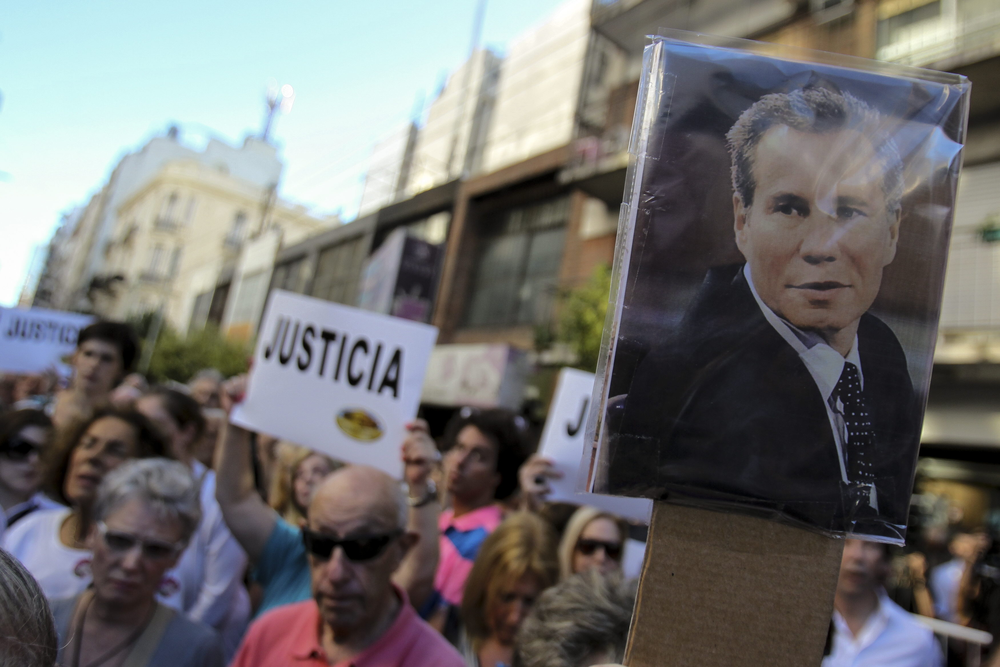 La justicia argentina prohíbe salir del país al dueño del arma hallada junto a Nisman