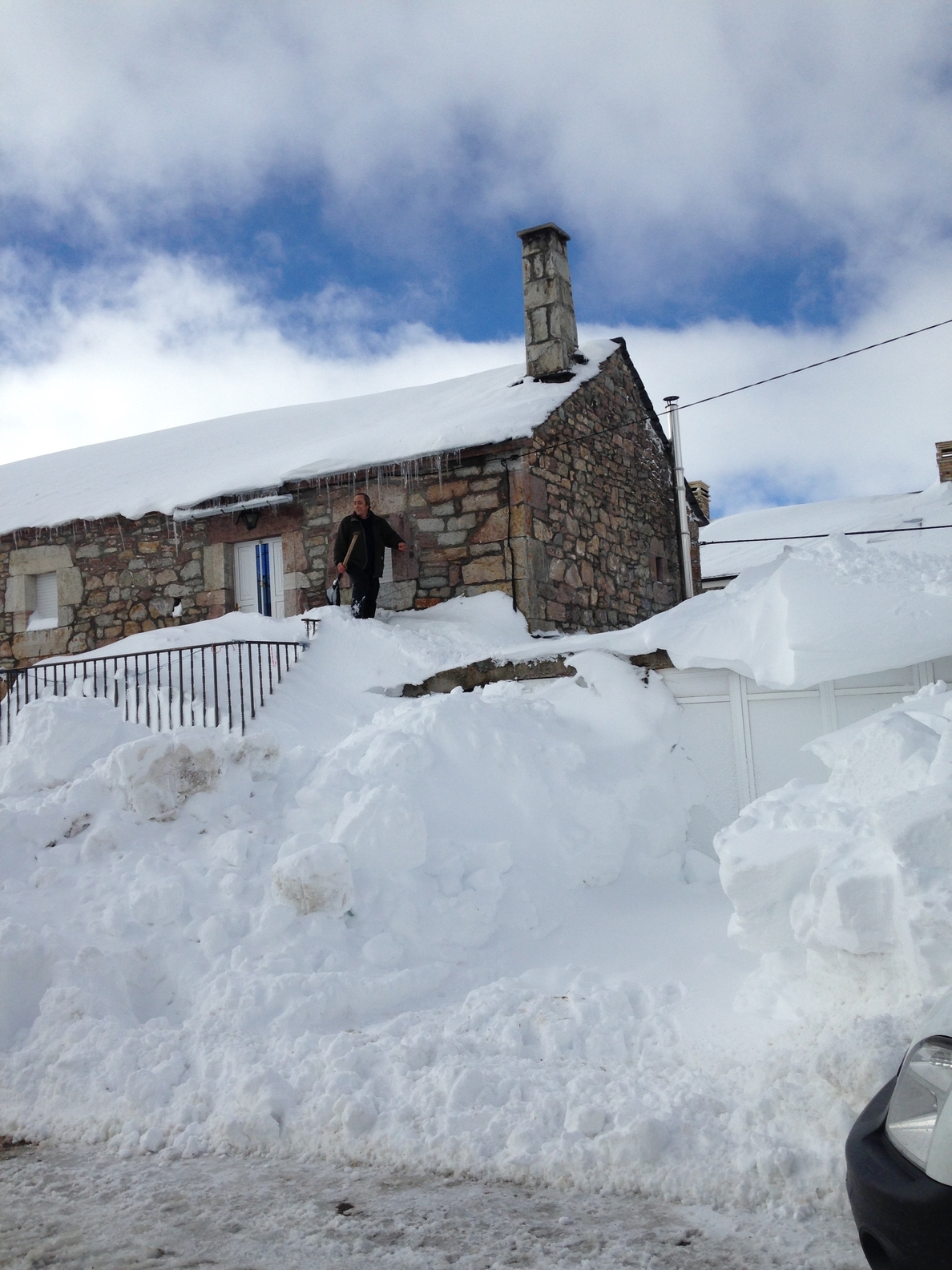 La nieve obliga a dos cuatro puertos de montaña y tres carreteras en Asturias