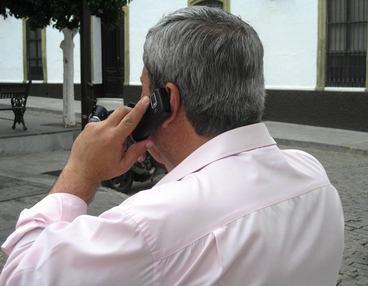 Irache critica los «obstáculos» de las operadoras para cubrir reparaciones de móviles en garantía
