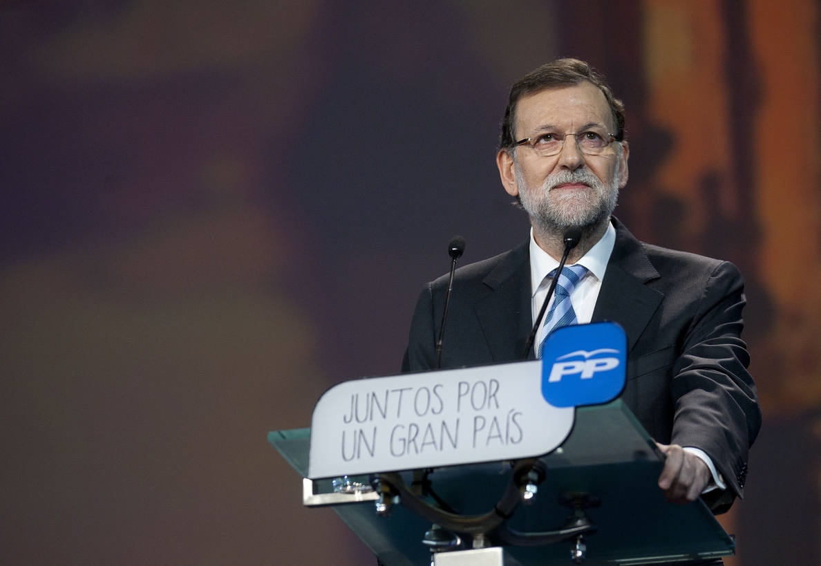 Rajoy trata con frialdad a Aznar, al que cita únicamente como «presidente de honor» del PP