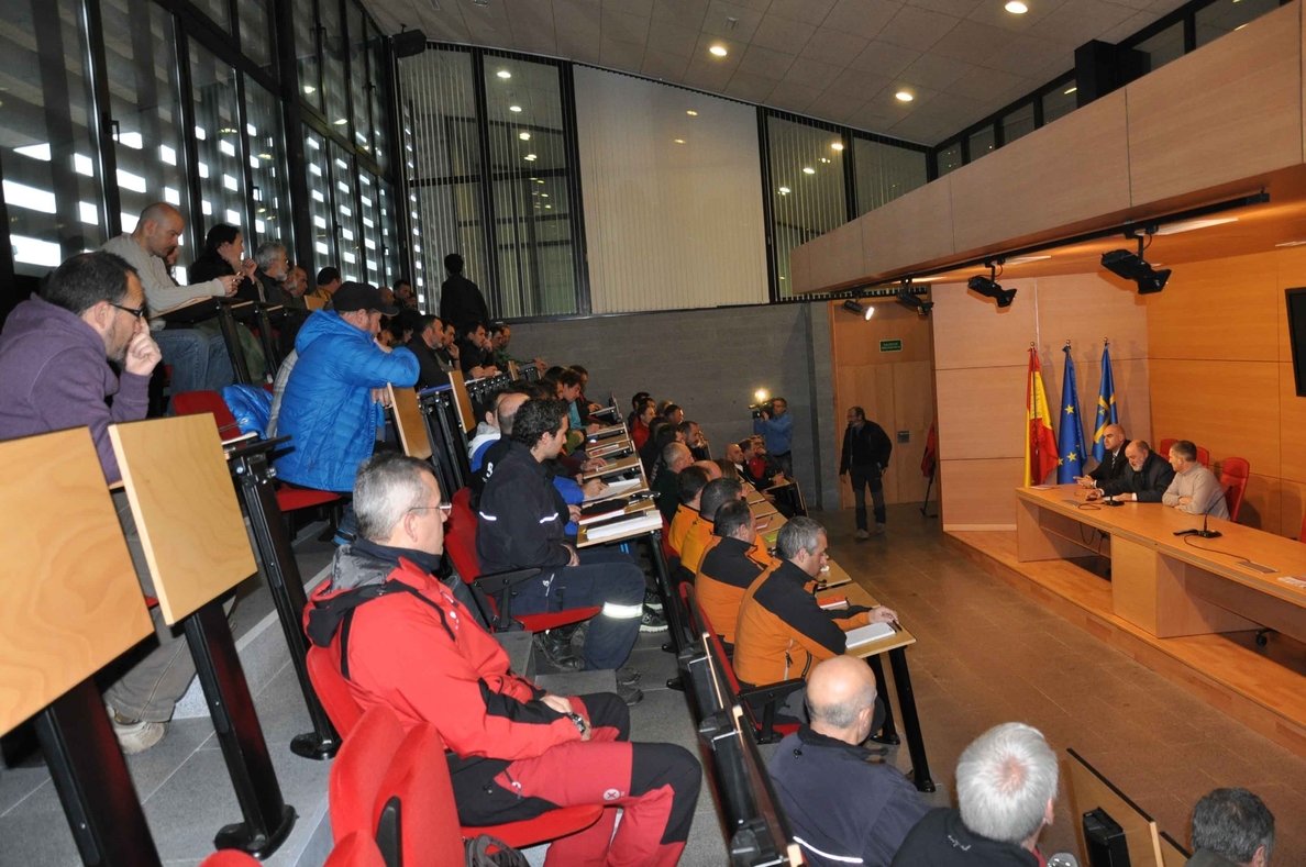 El Gobierno valora la coordinación de equipos de rescate en el »I encuentro de profesionales de la montaña en Asturias»