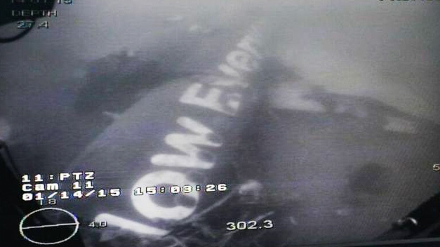 El avión de AirAsia cayó al mar en tres minutos con el copiloto al mando