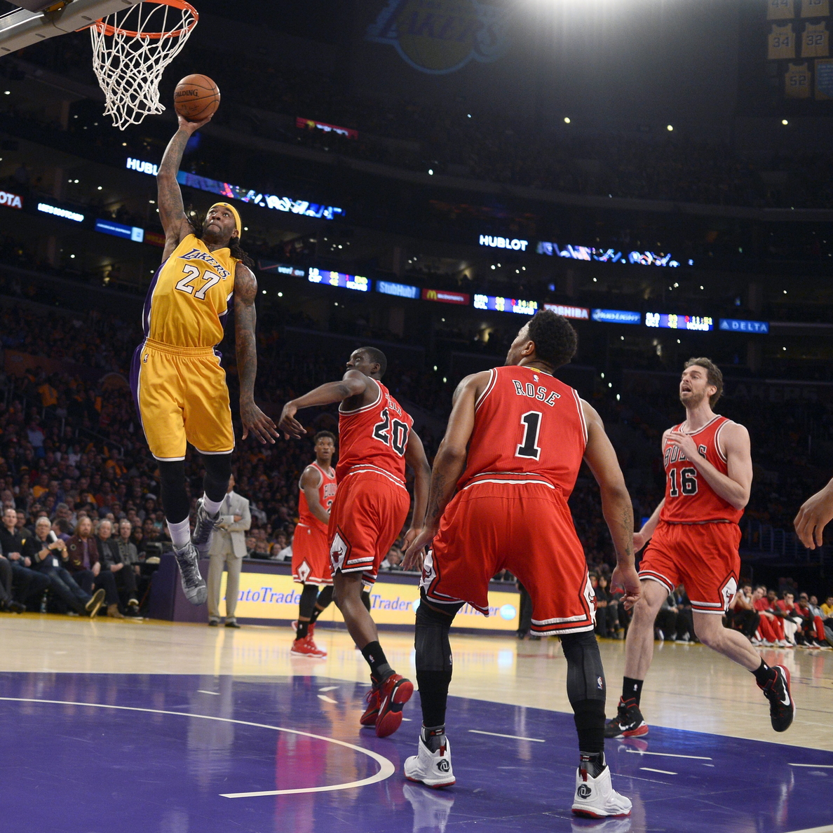 Los Lakers rinden homenaje a Gasol y sorprenden a los Bulls