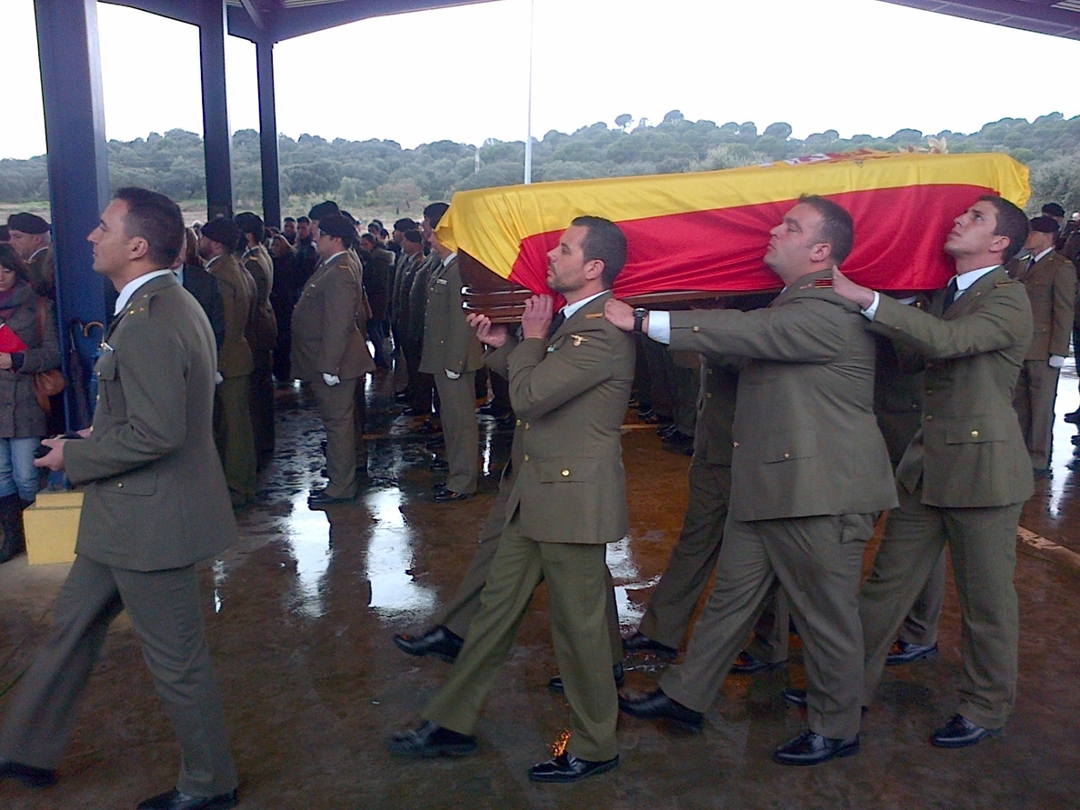 Los compañeros del cabo fallecido en Líbano arropan a la familia en el funeral en la base de Cerro Muriano (Córdoba)
