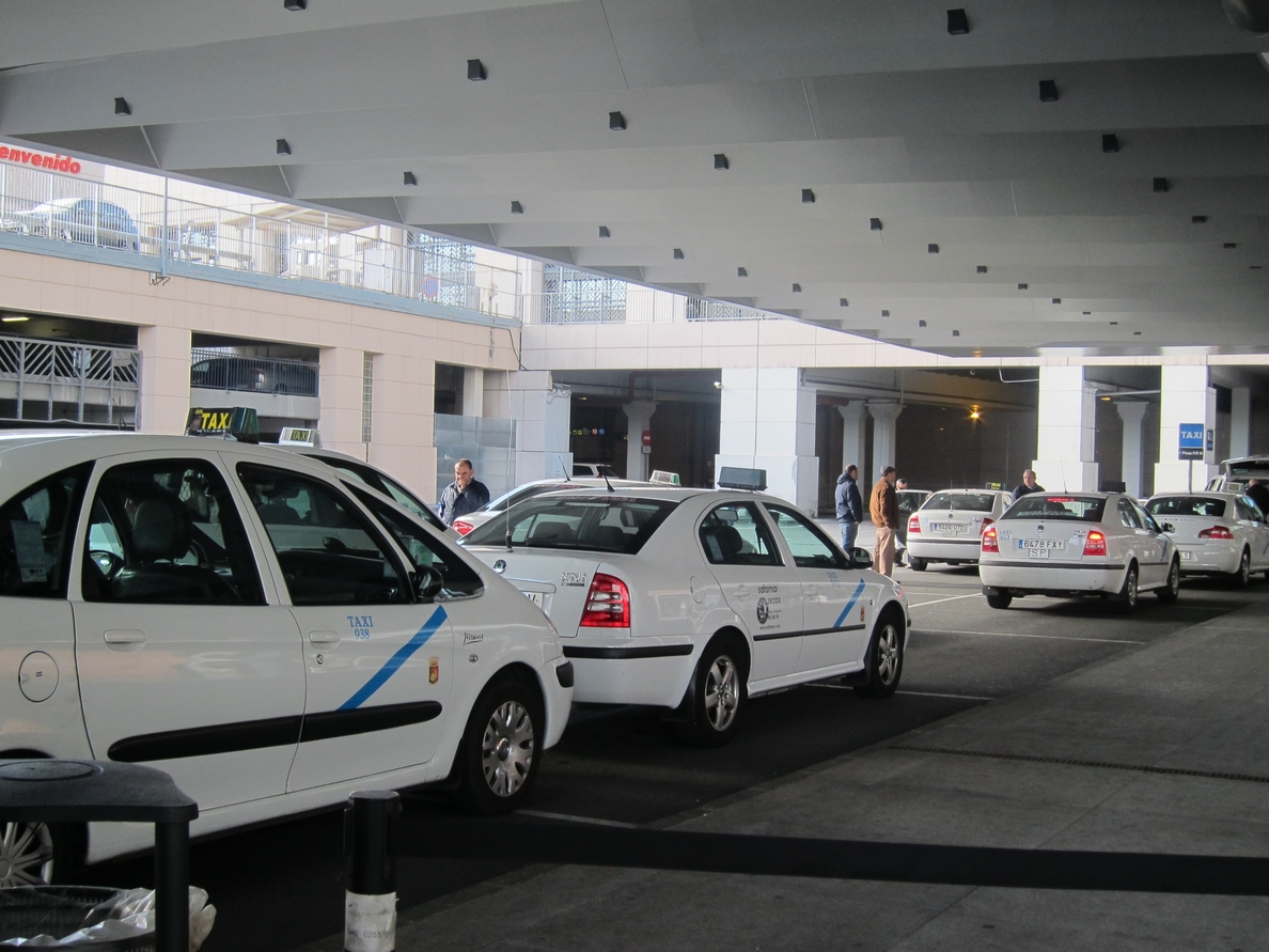 Taxistas advierten a Junta de que no aceptarán retrasos en la publicación de los acuerdos del aeropuerto