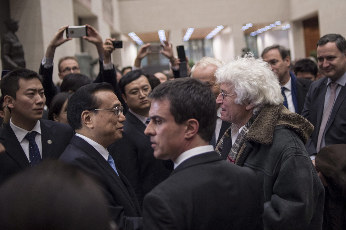 Valls afirma en China que Grecia seguirá en el euro y despeja preocupaciones