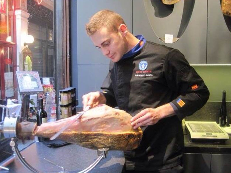 Un valenciano intentará en París conseguir el Récord Guinness cortando jamón durante 72 horas