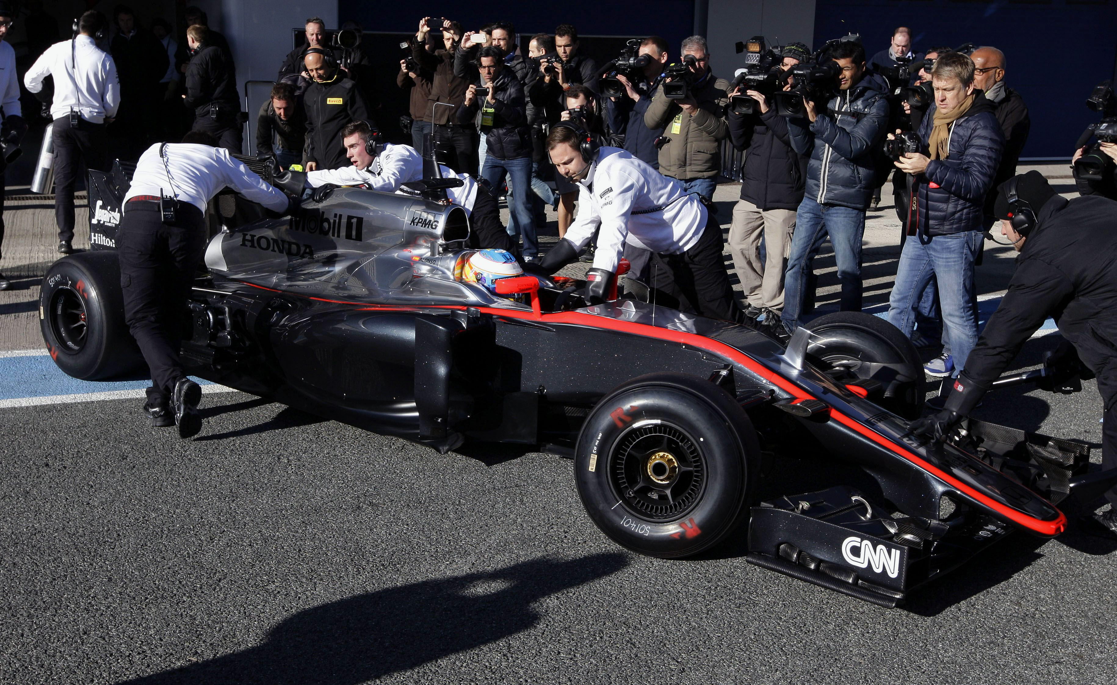 Fernando Alonso se estrena con su nuevo McLaren en Jerez