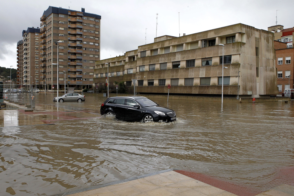 La Guardia Civil ayuda a vecinos de Frías (Burgos) a salir de sus casas inundadas