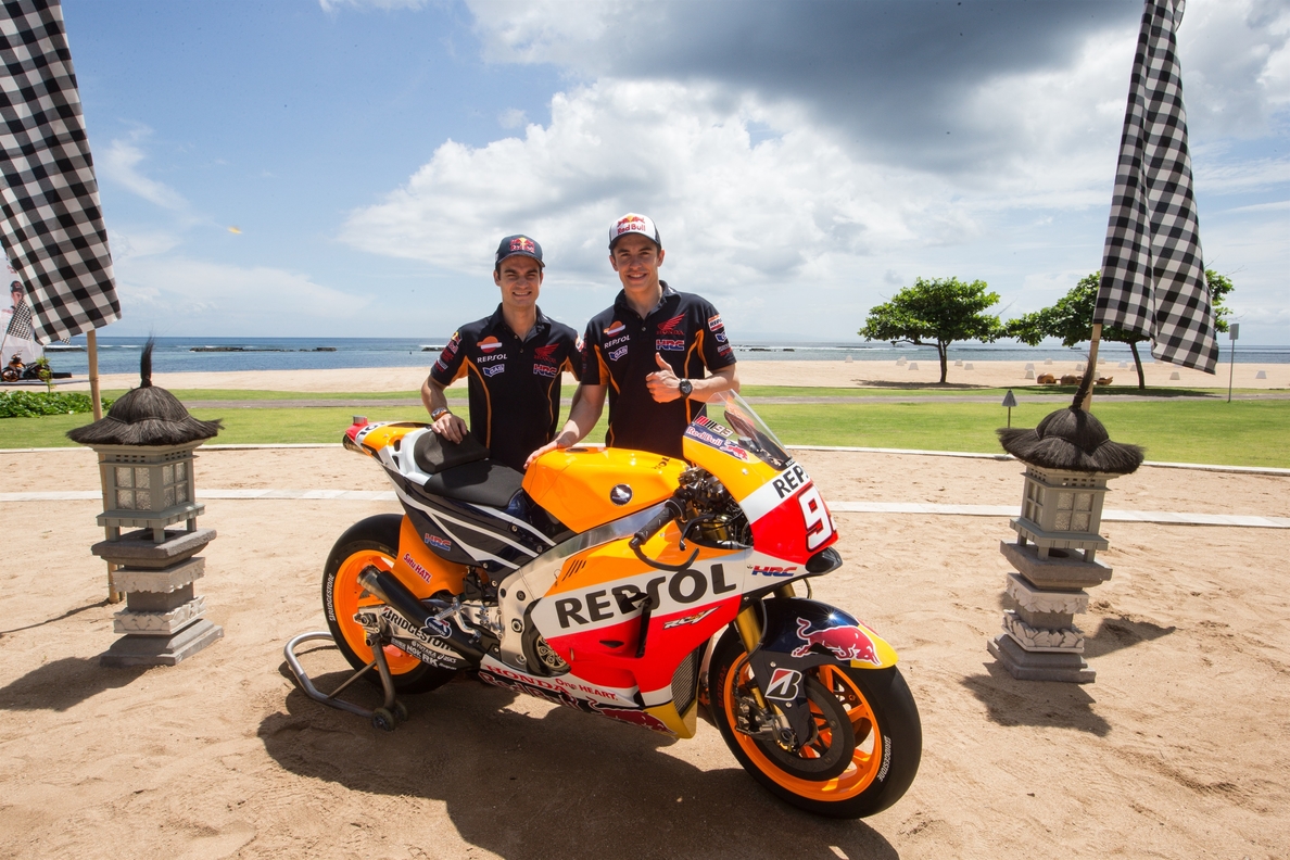 Márquez y Pedrosa presentan su moto para 2015
