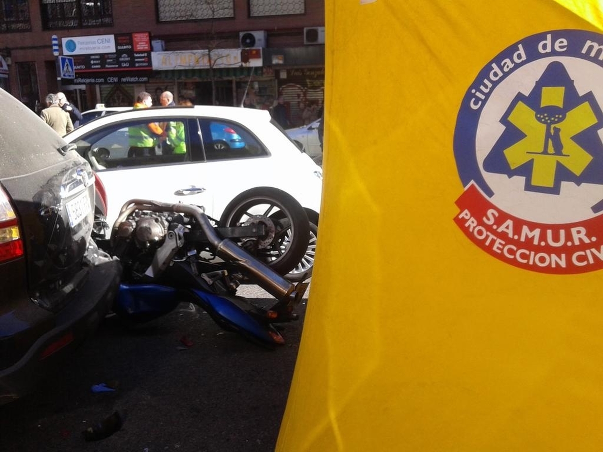 Muere un motorista de 40 años al empotrarse contra dos coches aparcados en Madrid