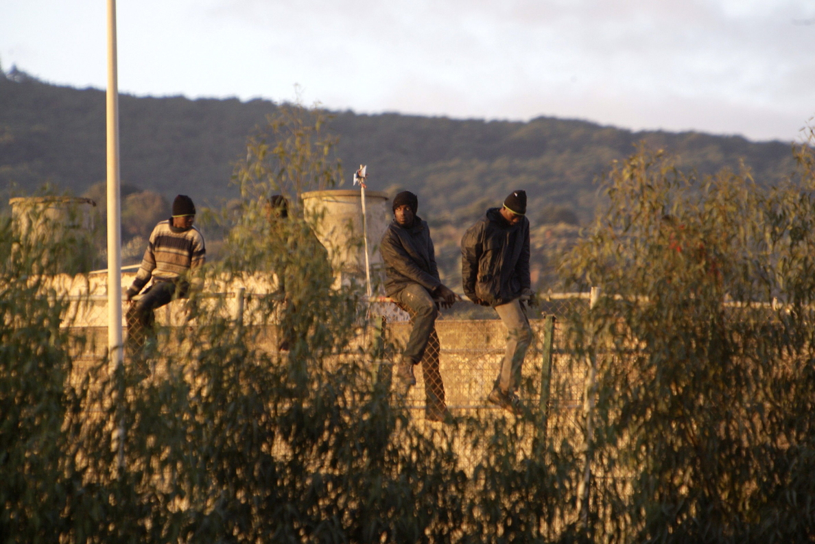 Varios cientos de inmigrantes intentan sin éxito saltar la valla de Melilla