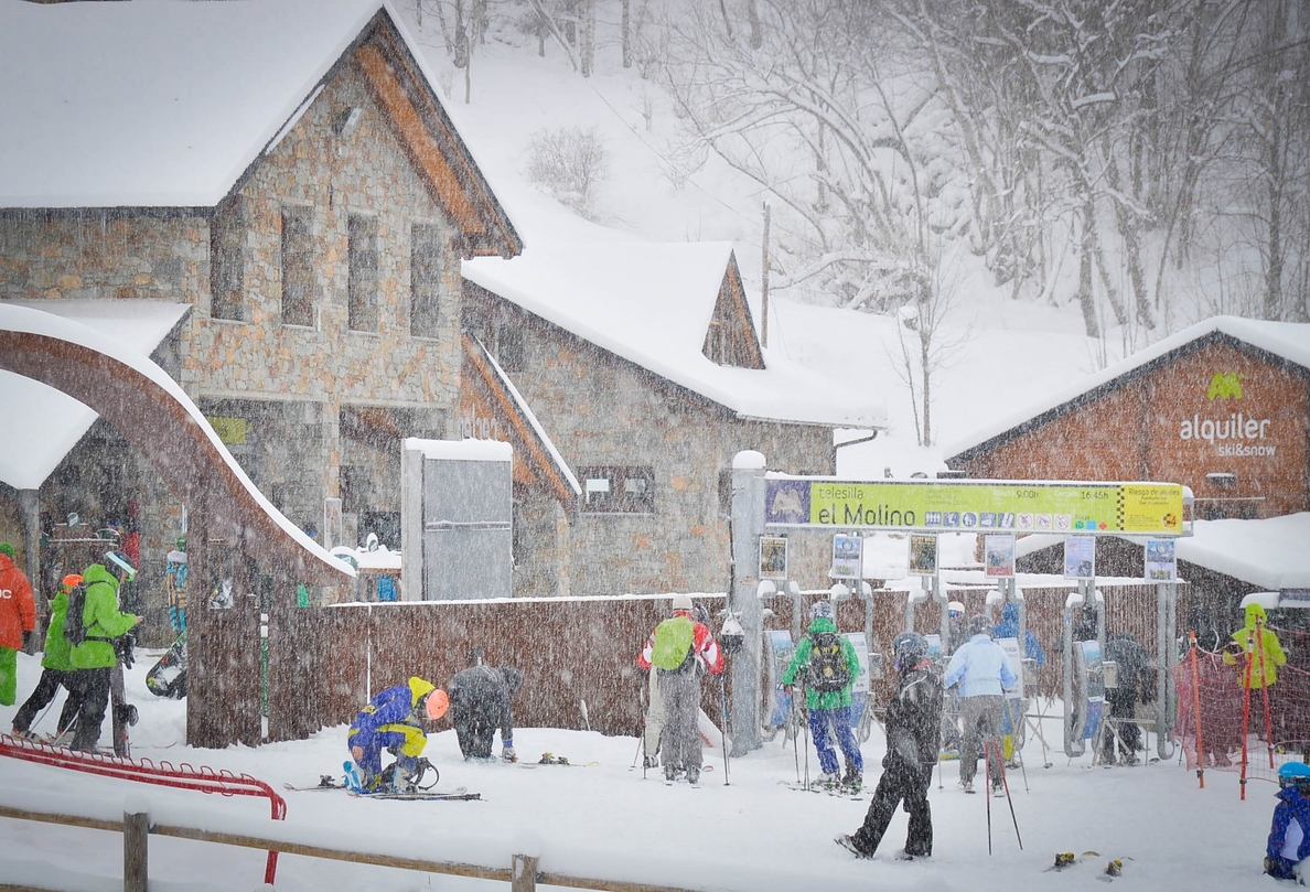 Las estaciones de esquí de Astún, Candanchú, Formigal y Panticosa no pueden abrir por el riesgo de aludes