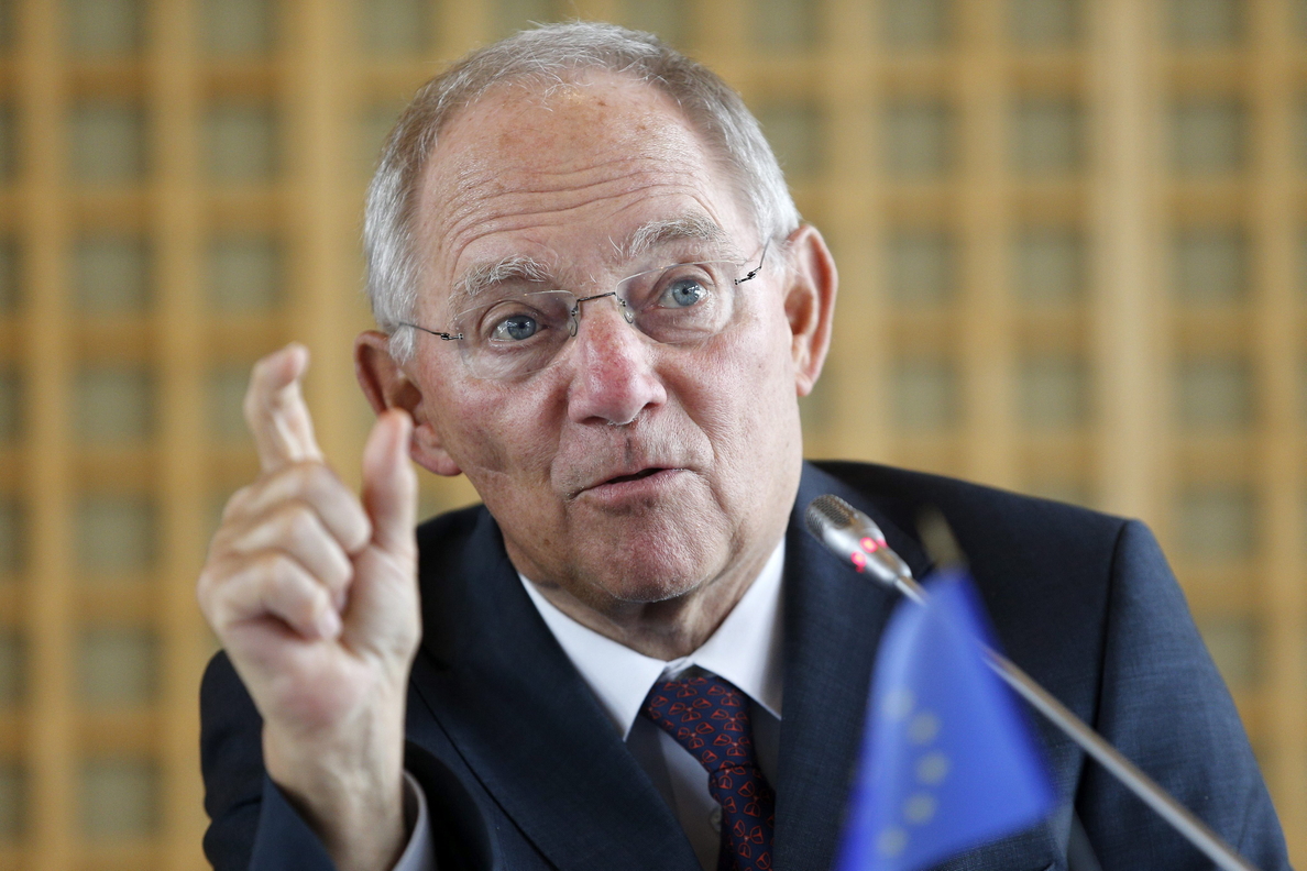 Schäuble tilda al gobierno de Tsipras de irresponsable y lo siente por Grecia