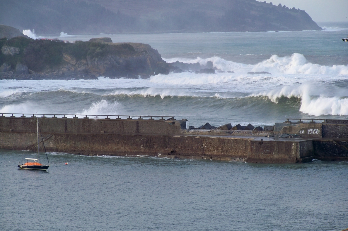 Un temporal atlántico dejará olas de más de 10 metros en el Cantábrico