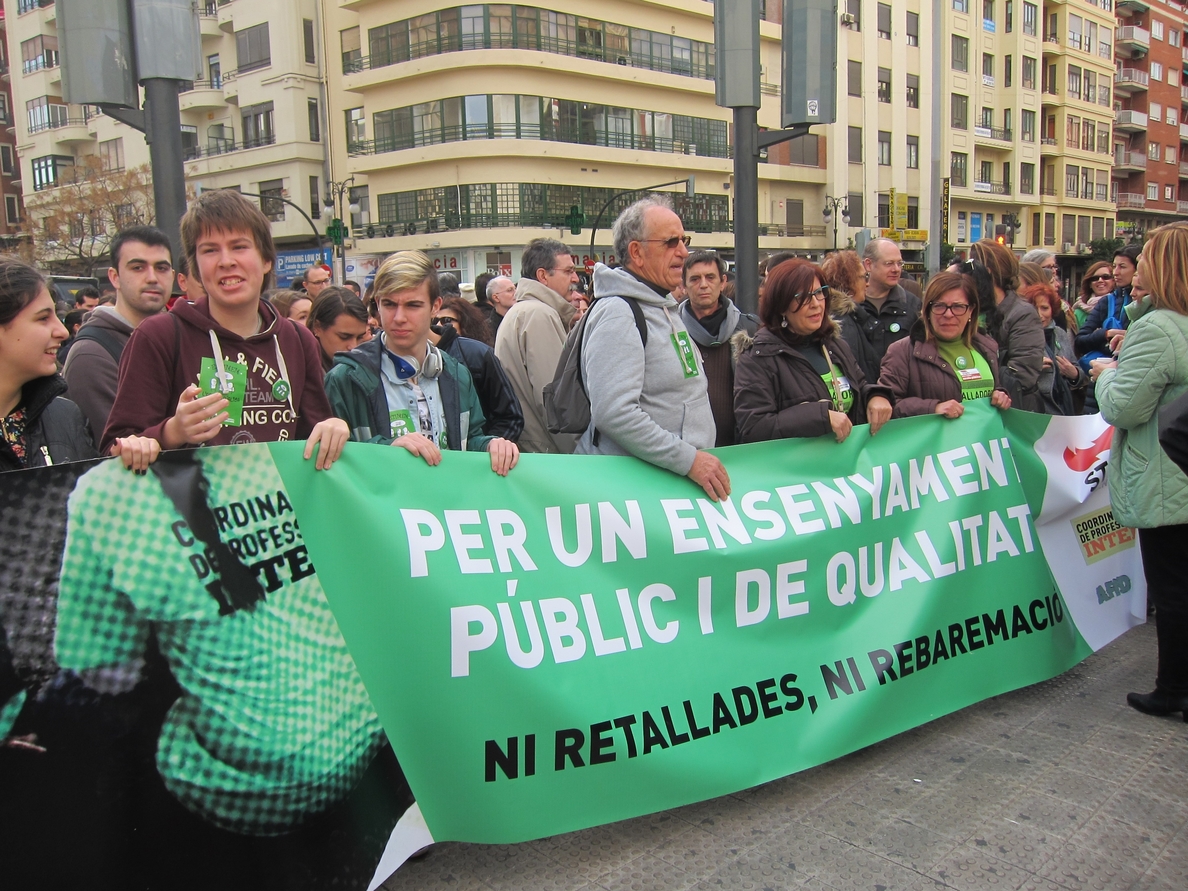 Profesores Interinos se movilizan en Valencia al grito de «volem traballar» para reclamar «estabilidad laboral»