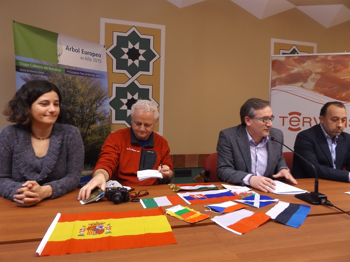 Un comisionado europeo se declara «fan absoluto» del chopo cabecero de Teruel, candidato a Árbol Europeo del Año