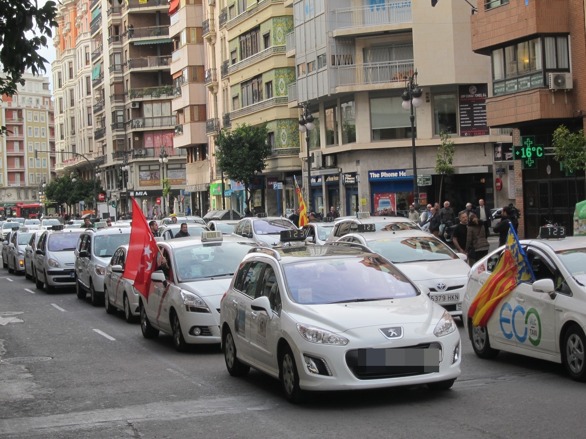 Unos 2.000 taxistas y sus coches colapsan el centro de Valencia en una manifestación contra la corrupción en el sector