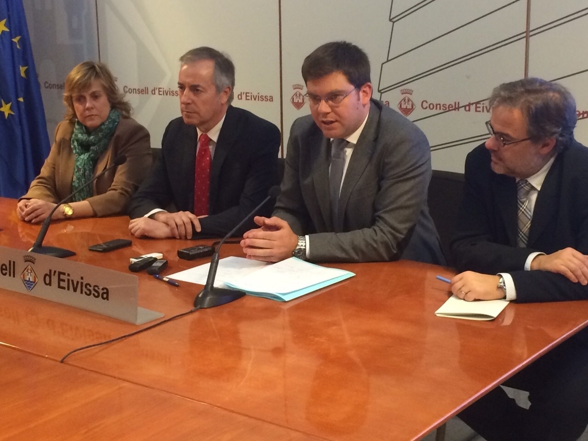 Sansaloni anuncia la adjudicación del servicio público de oncología radioterápica para Menorca y las Pitiusas