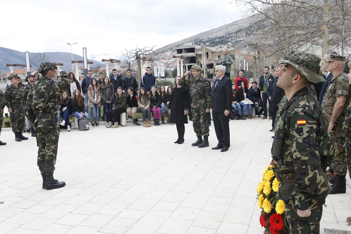 Los últimos militares de Bosnia homenajean a sus 23 compañeros caídos desde 1992 antes de regresar a España